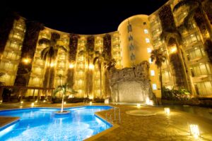 沖縄×ナイトプール　遊べるホテルTOP20！