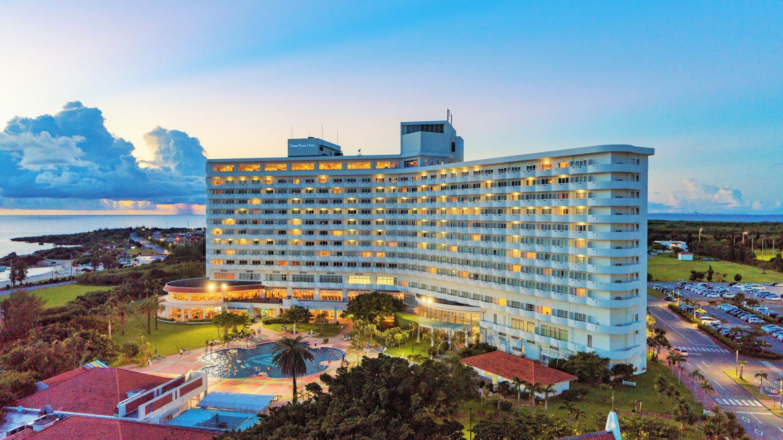 沖縄のナイトプールのホテル20選　18位:ロイヤルホテル 沖縄残波岬
