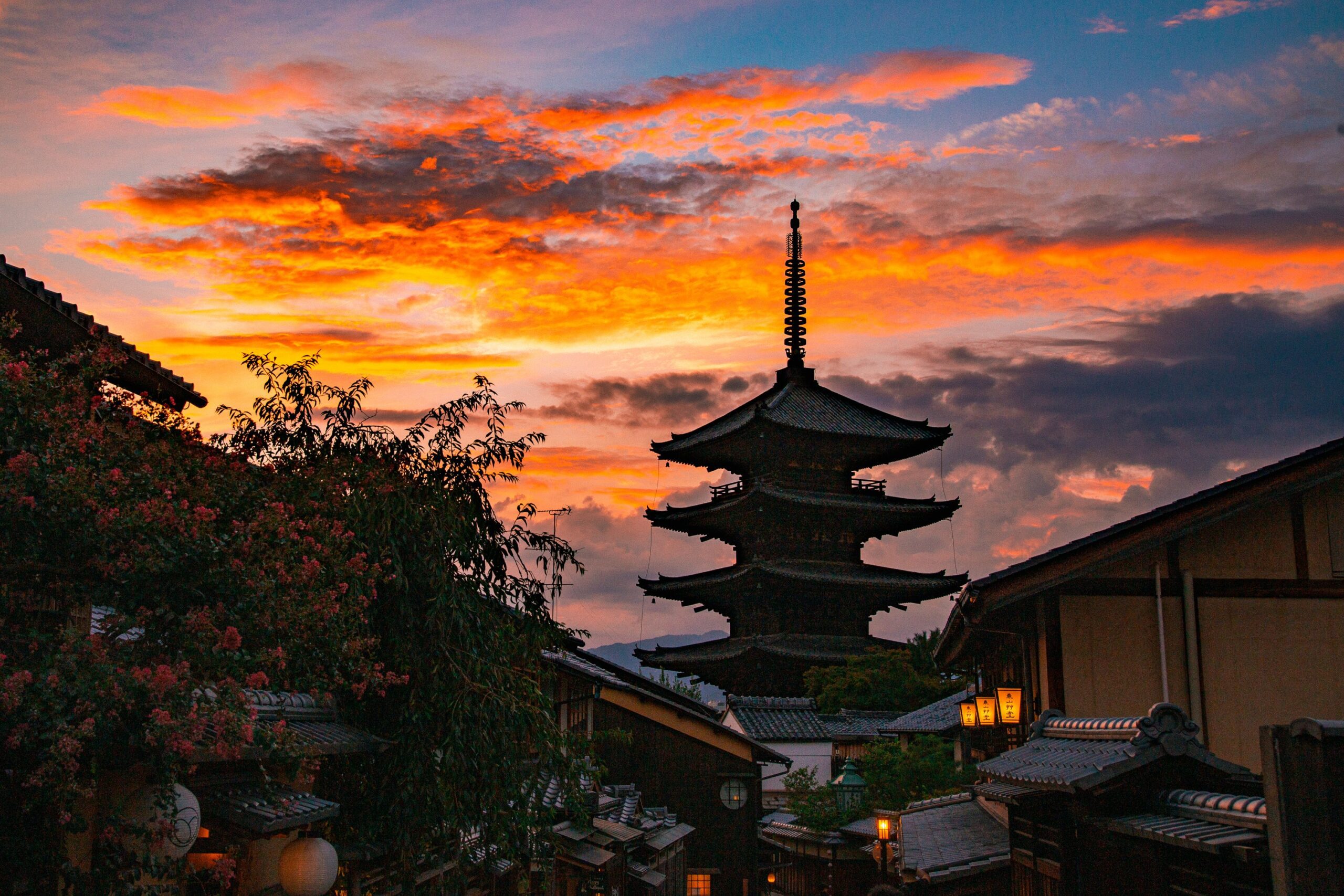 京都のナイトスポットのおすすめ20選　7位:夕焼けの八坂の塔