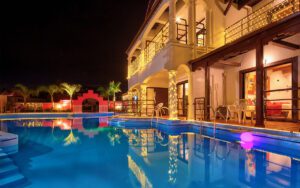 沖縄のナイトプールTOP20！