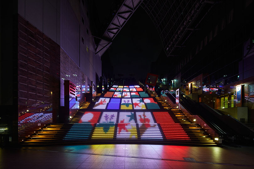 京都の夜遊びスポット25選　21位:京都駅ビルのグラフィカルイルミネーション Plus
