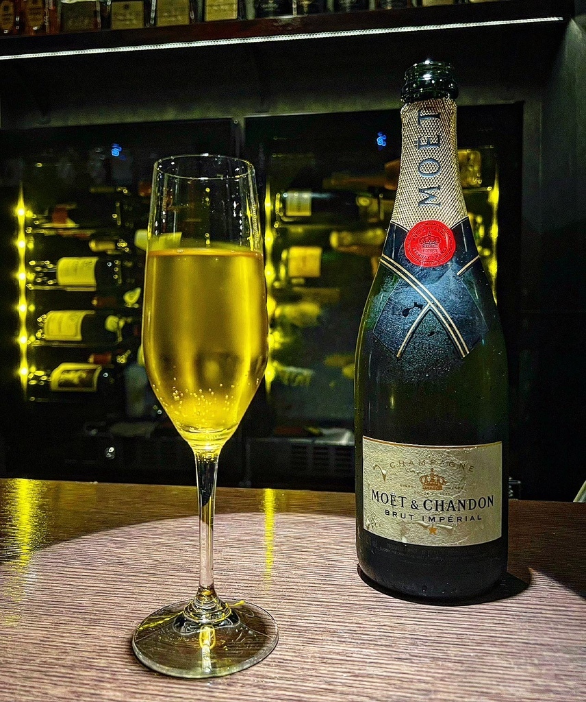 京都の夜遊びスポット25選　22位:BAR LIQUOR MUSEUM お酒の美術館 八坂神社前店